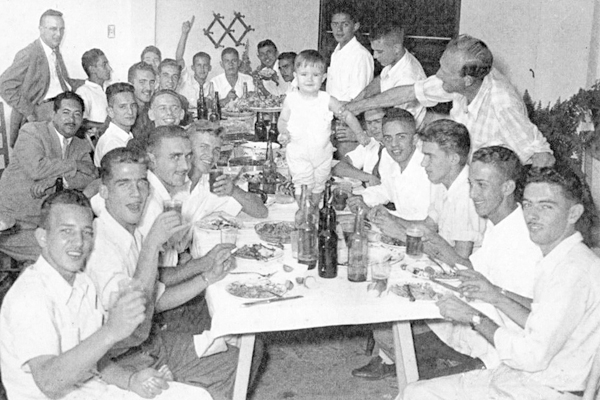 Recebi da amiga professora Lúcia Garcetti Ribeiro, viúva do já saudoso Silvinho Puccinelli Ribeiro, esta foto histórica da reunião de fundação do Yara Clube nos anos 50. Aparecem, do lado esquerdo: Vicentinho Cazarini, Eduardo Trevisani, Alfredinho Bittar